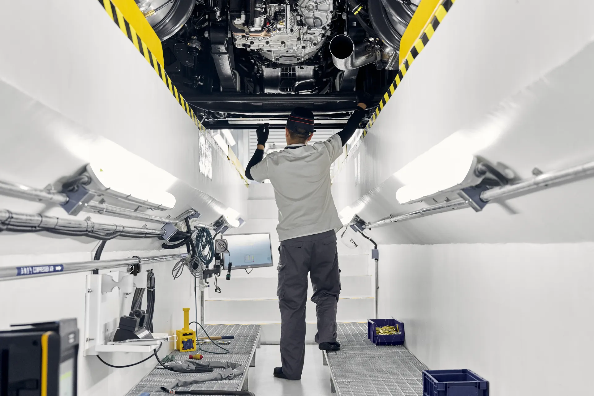 Scania AI Inspect, technician inspecting vehicle